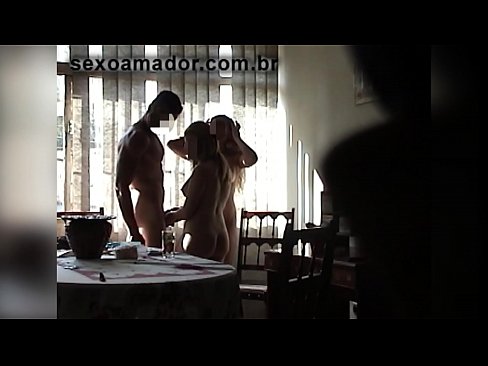 ❤️ Os amigos sexuais invitan a un home xigante e a un trío con el Porno en nós ❤