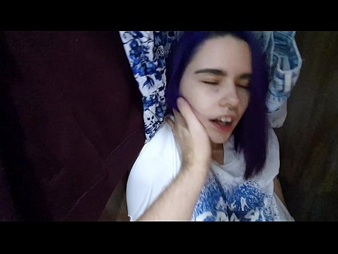 ❤️ Atopo a miña irmá no armario e axudouna a correrse Porno en nós ❤